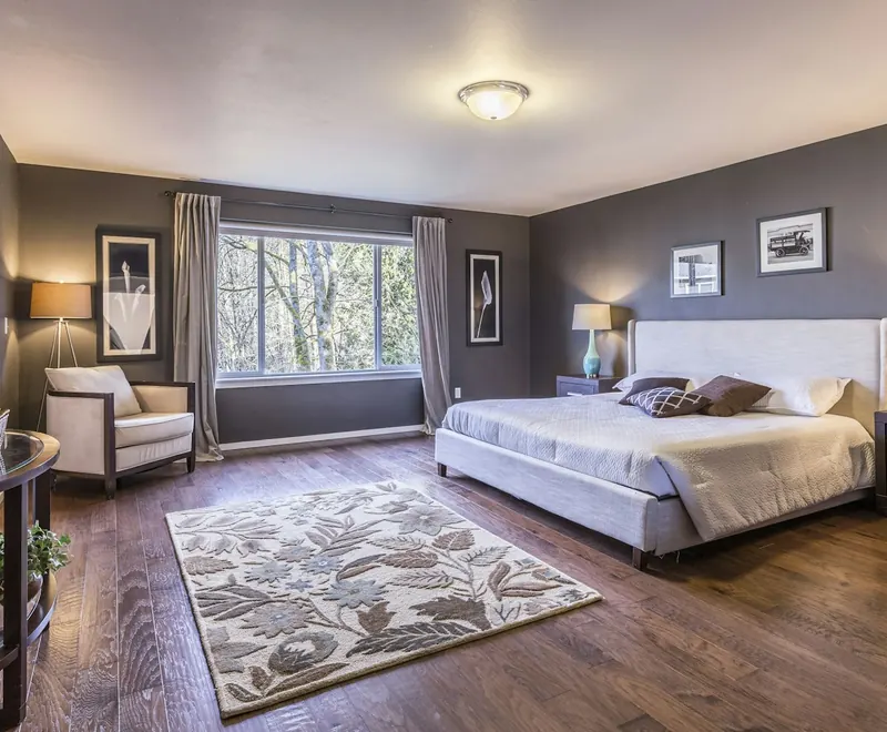 Dormitorio amplio con suelo de madera